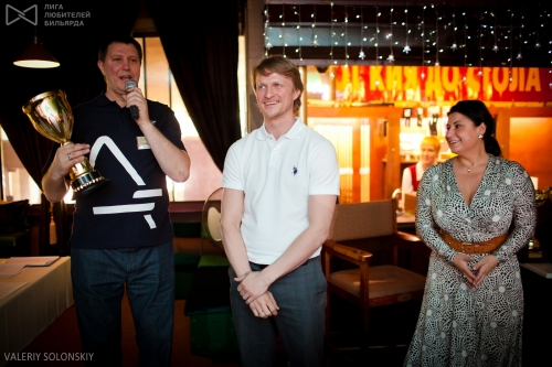 Солист балета Мариинского театра Илья Кузнецов получает из рук организаторов - Михаила Горба и Натальи Черной, Кубок в качестве "Главного открытия турнира"